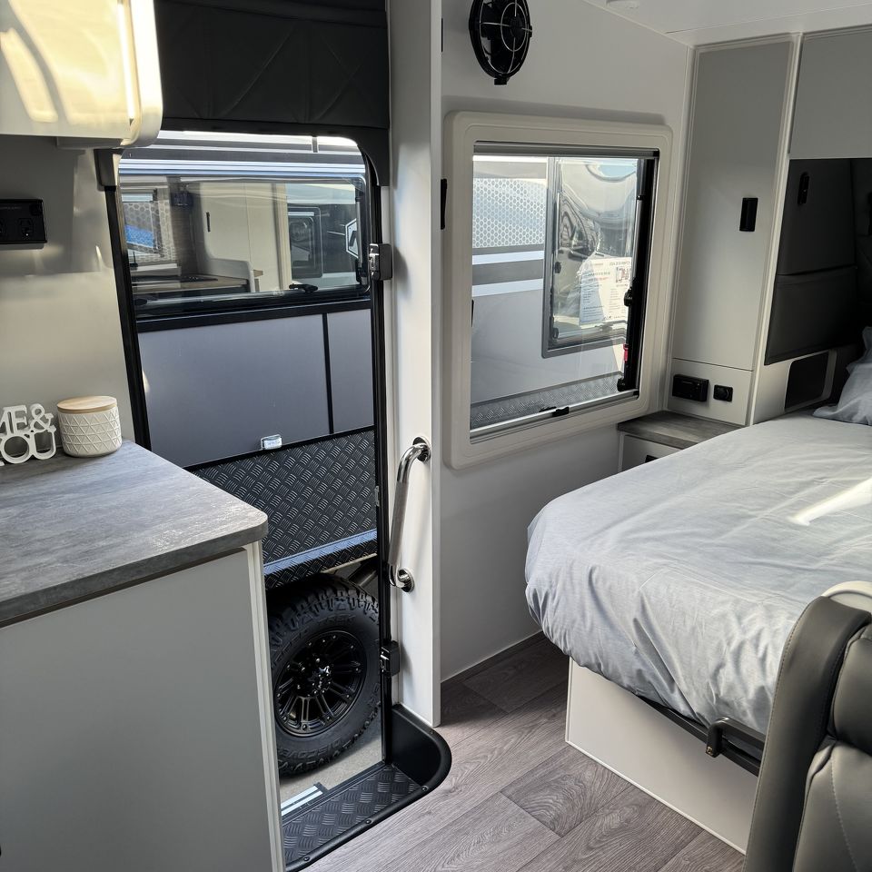 Masterpiece Performance 19'6 Centre Door Dinette