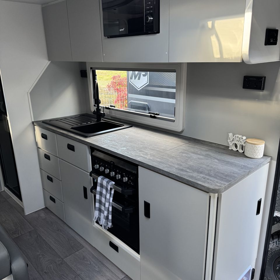 Masterpiece Performance 19'6 Centre Door Dinette