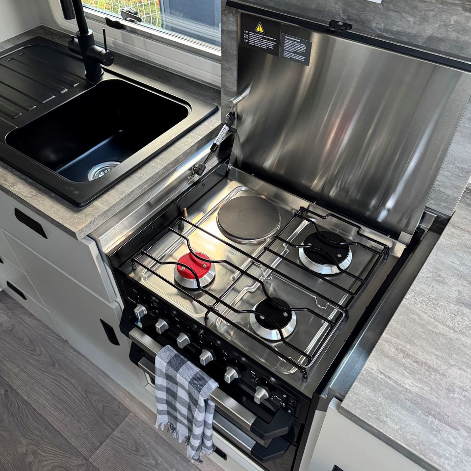 Masterpiece Performance 19'6 Centre Door Dinette