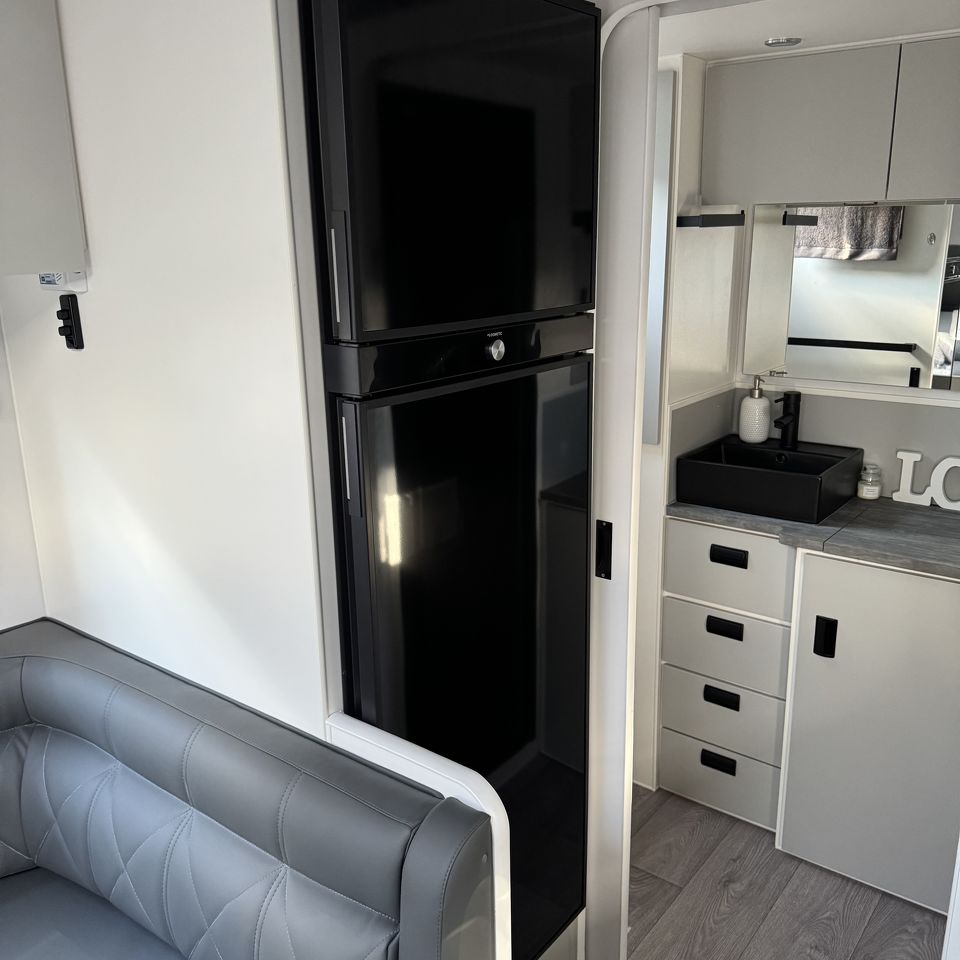 Masterpiece Performance 19'6 Centre Door Dinette