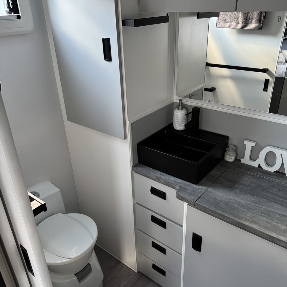 Masterpiece Performance 19'6 Centre Door Dinette