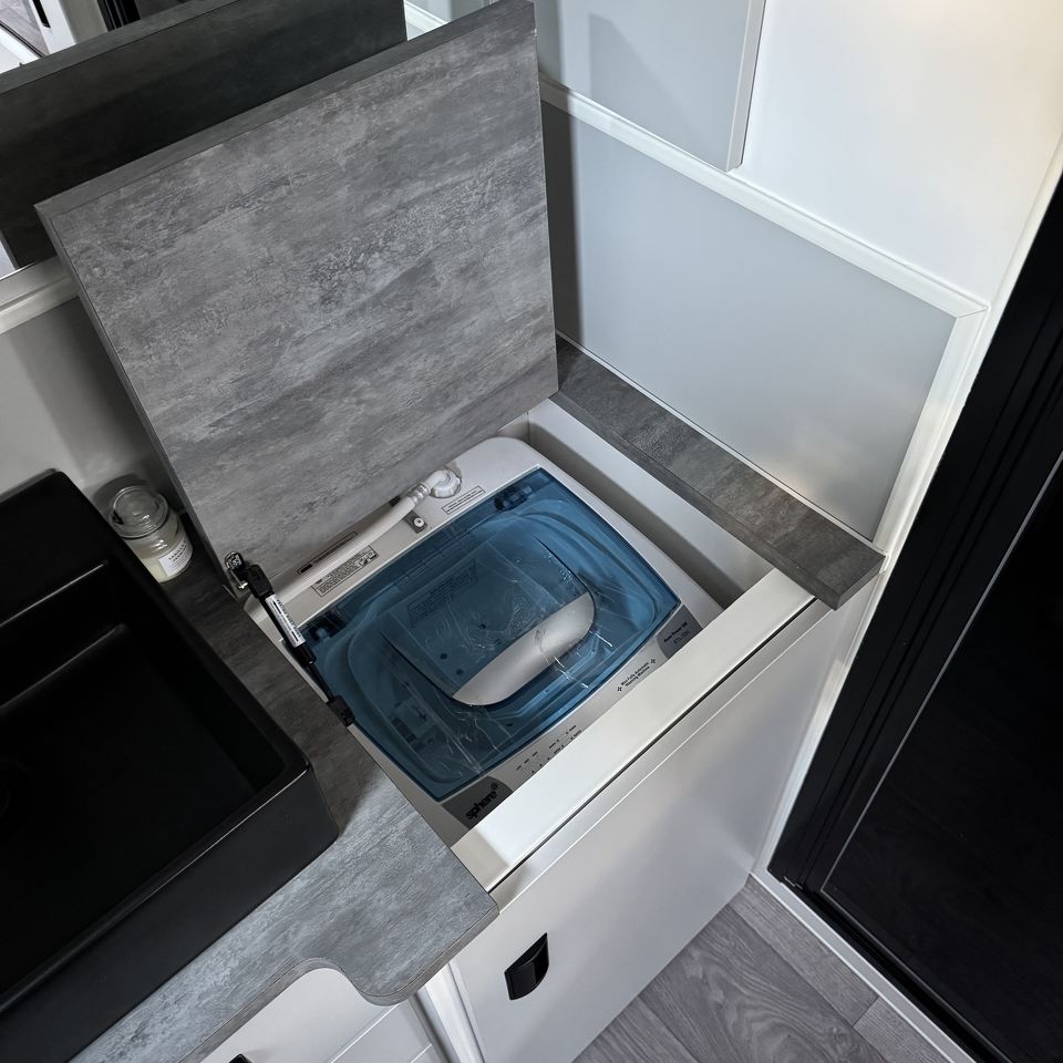 Masterpiece Performance 19'6 Centre Door Dinette