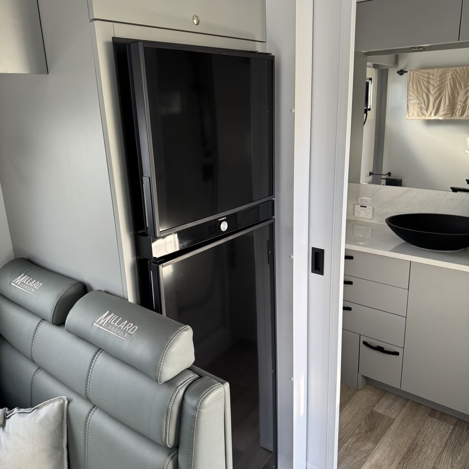 Millard Toura-X All Terrain 20'6 Rear Door Dinette
