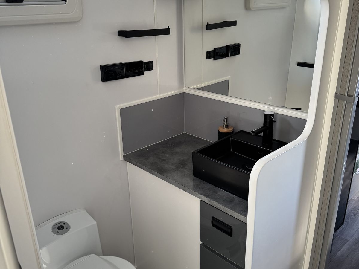 Masterpiece Performance 23' Rear Club Lounge