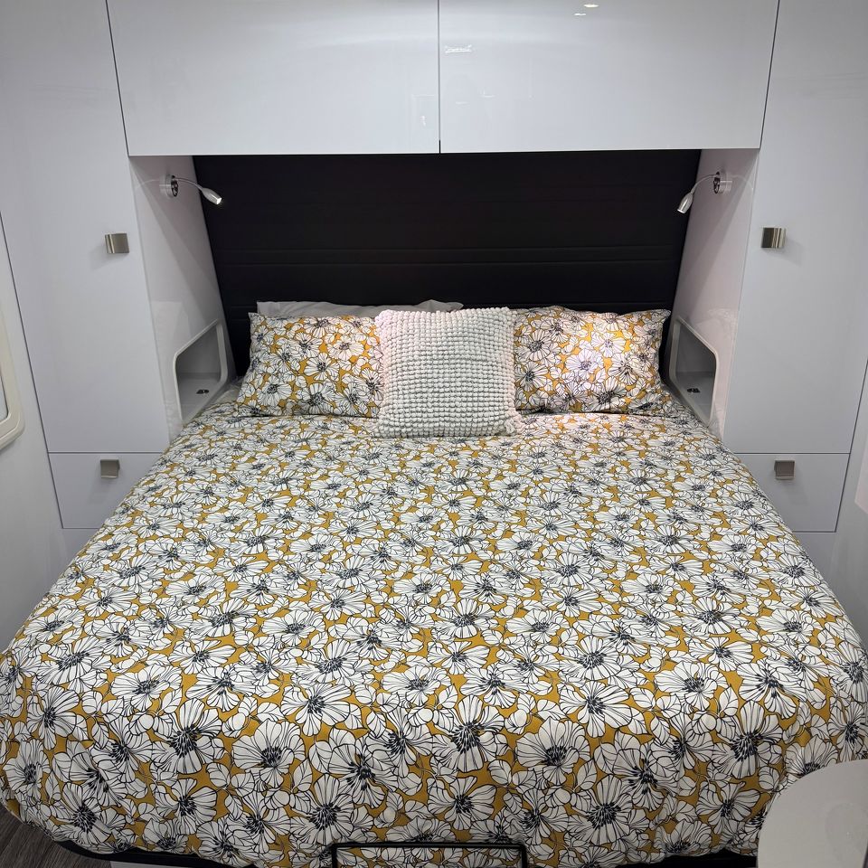Millard MFlow 21'6 Rear Door Side Club Lounge