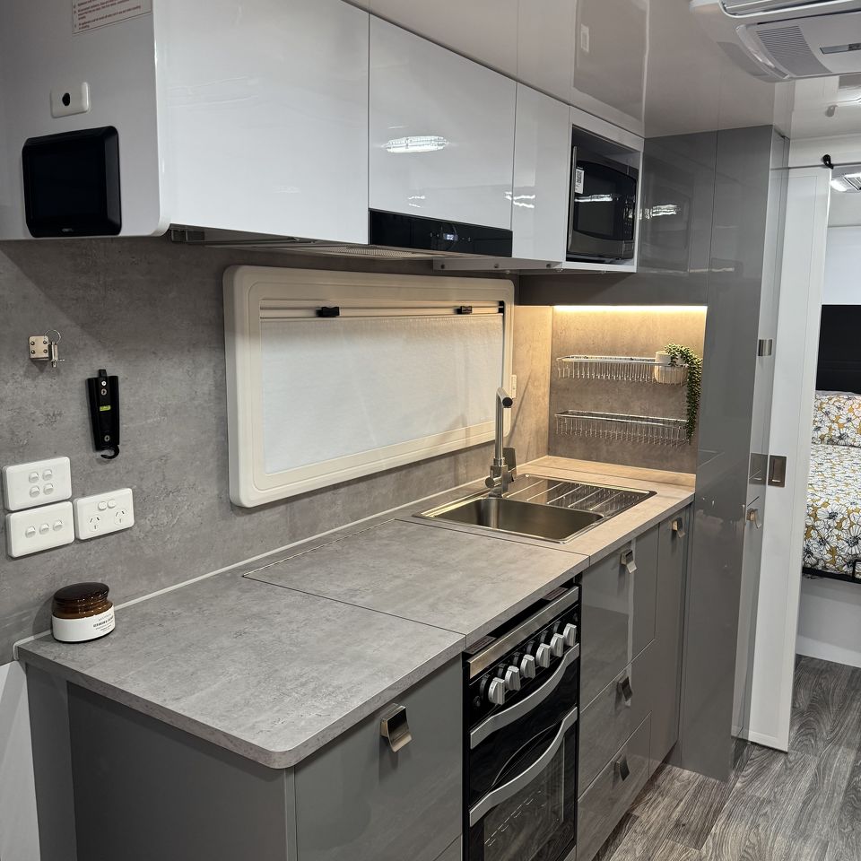 Millard MFlow 21'6 Rear Door Side Club Lounge