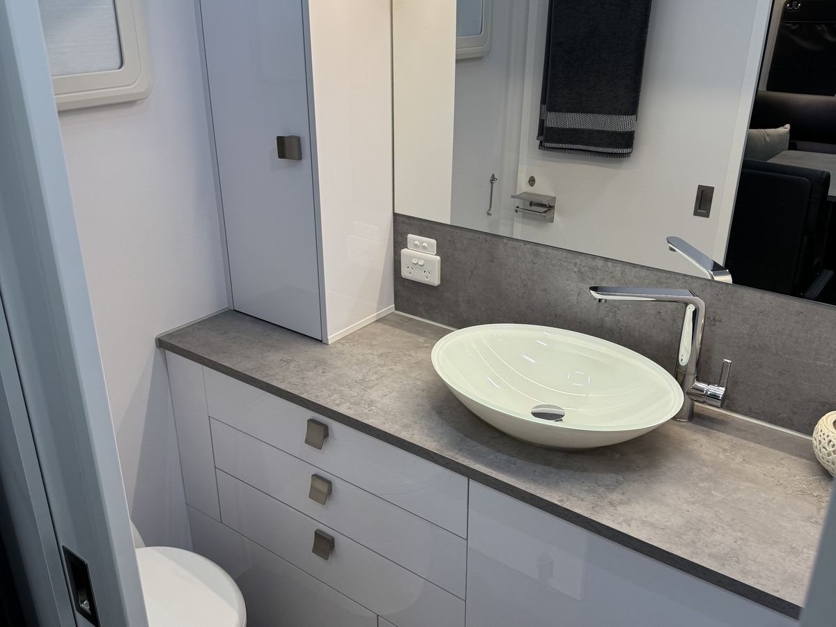 Millard MFlow 21'6 Rear Door Side Club Lounge