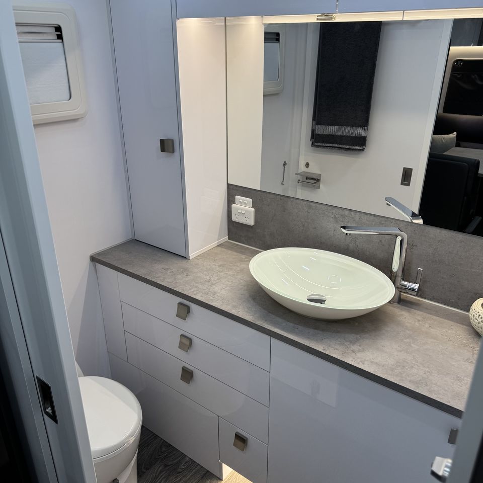 Millard MFlow 21'6 Rear Door Side Club Lounge