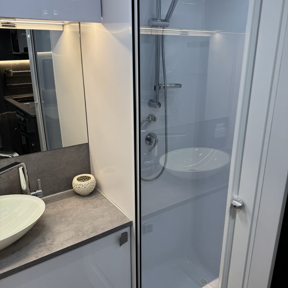 Millard MFlow 21'6 Rear Door Side Club Lounge