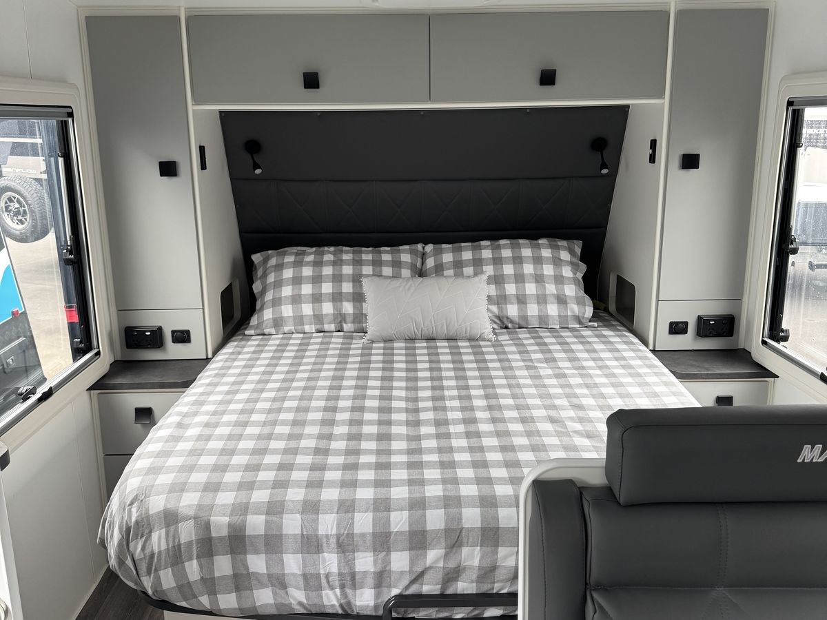 Masterpiece Performance 22' Centre Door Dinette