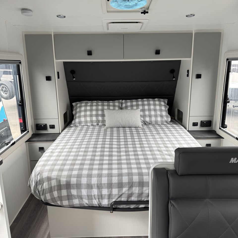 Masterpiece Performance 22' Centre Door Dinette