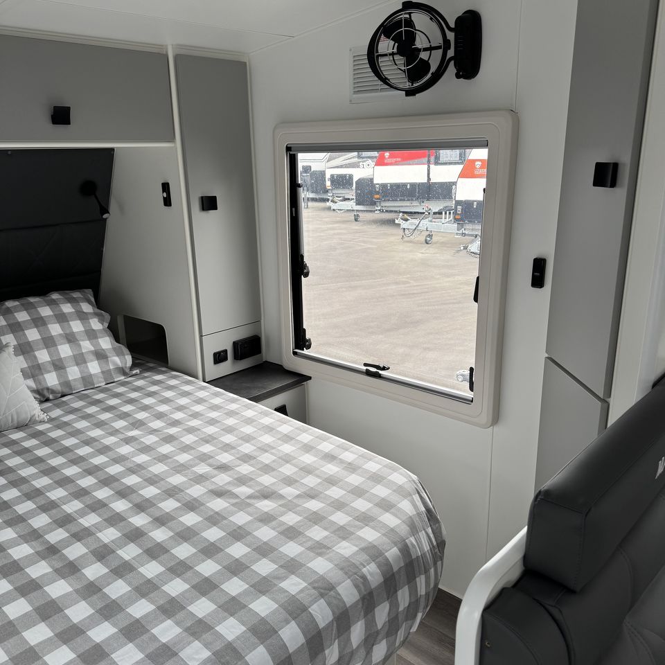 Masterpiece Performance 22' Centre Door Dinette