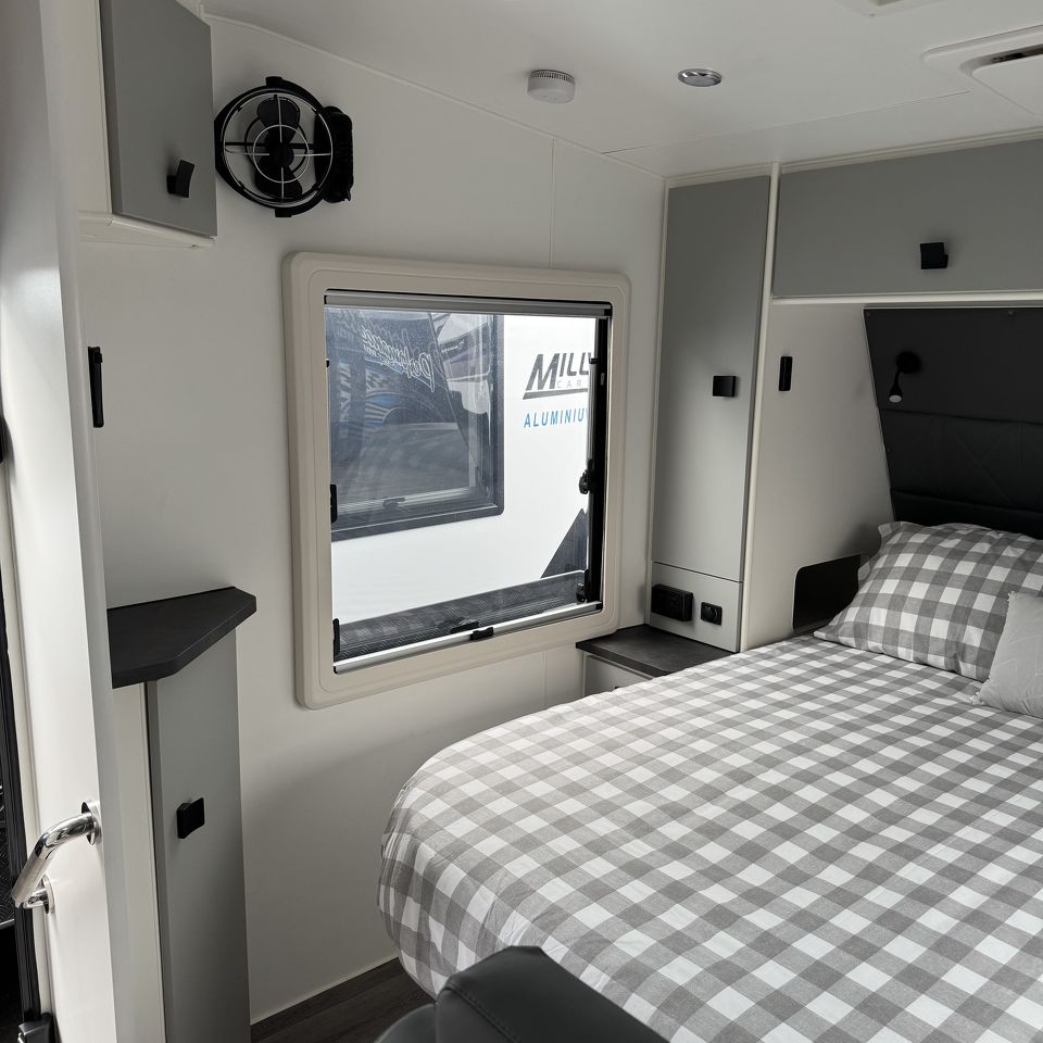 Masterpiece Performance 22' Centre Door Dinette