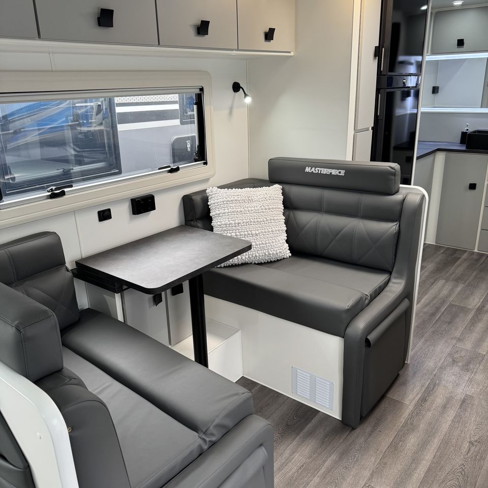 Masterpiece Performance 22' Centre Door Dinette