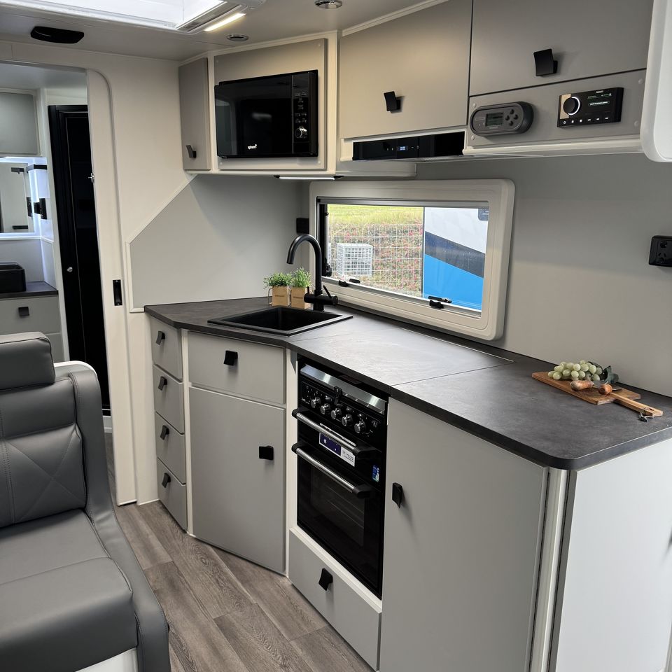 Masterpiece Performance 22' Centre Door Dinette