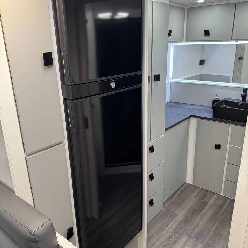 Masterpiece Performance 22' Centre Door Dinette