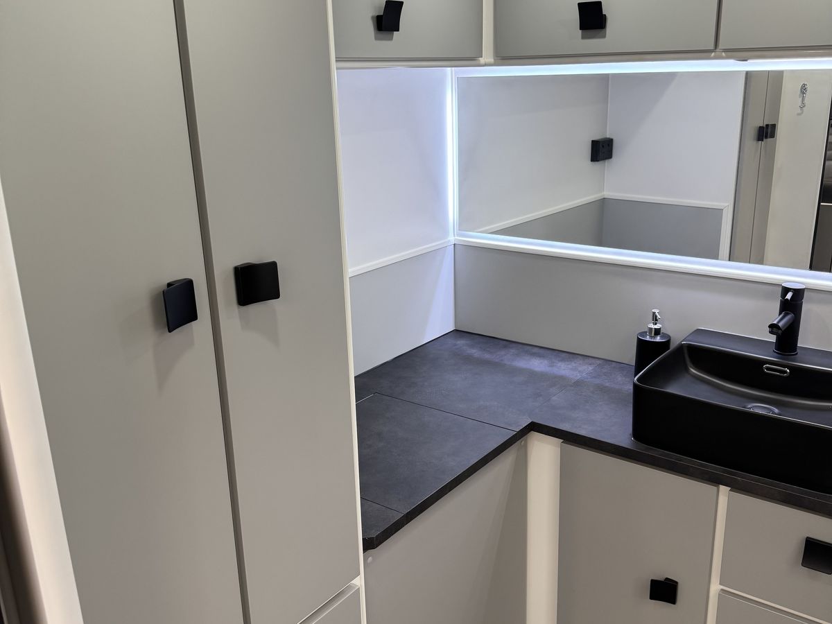 Masterpiece Performance 22' Centre Door Dinette