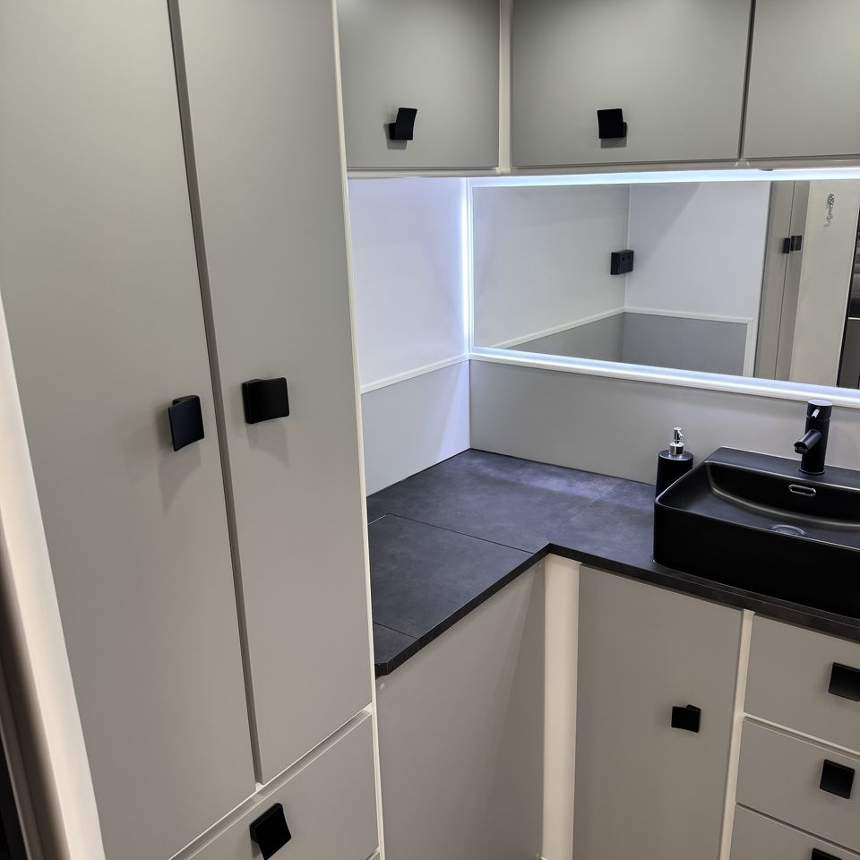 Masterpiece Performance 22' Centre Door Dinette