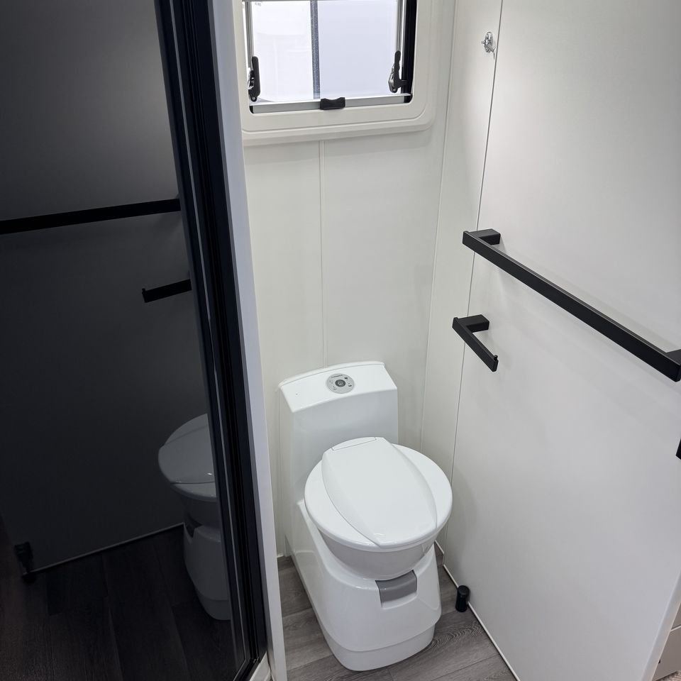 Masterpiece Performance 22' Centre Door Dinette