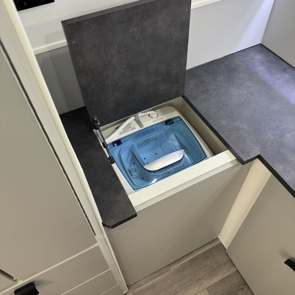 Masterpiece Performance 22' Centre Door Dinette