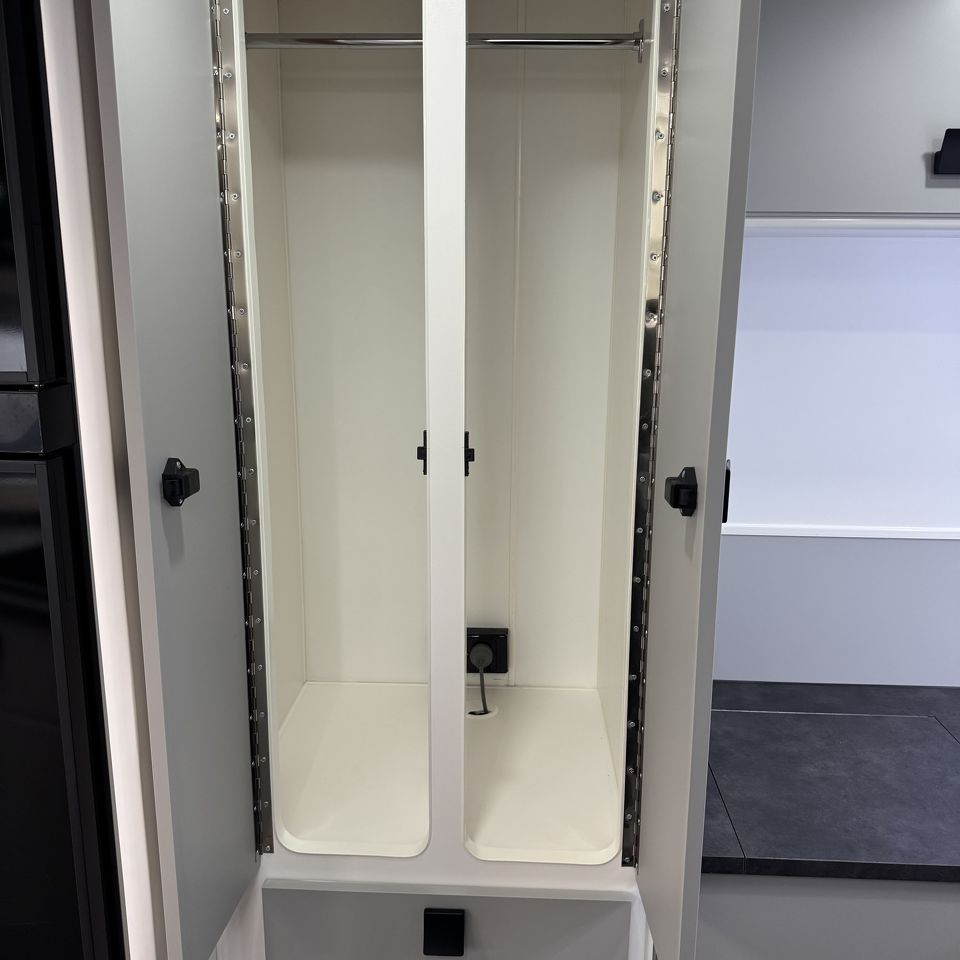 Masterpiece Performance 22' Centre Door Dinette