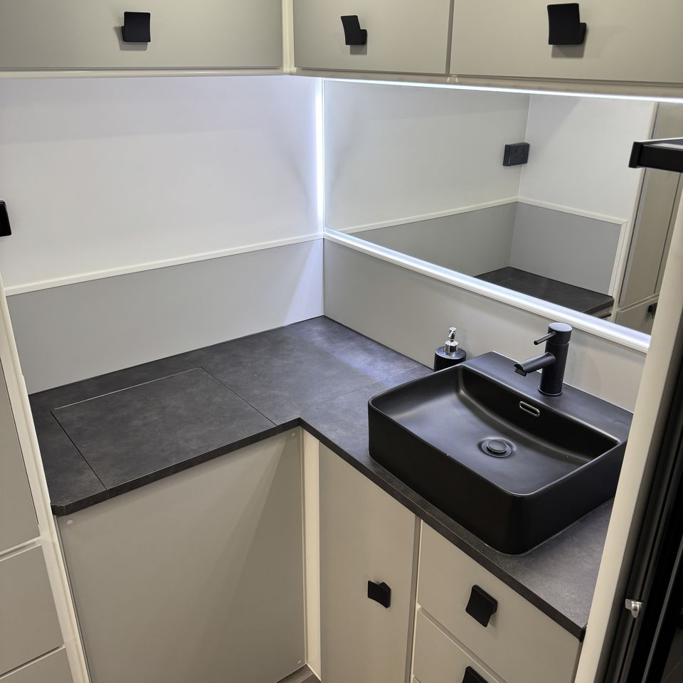 Masterpiece Performance 22' Centre Door Dinette