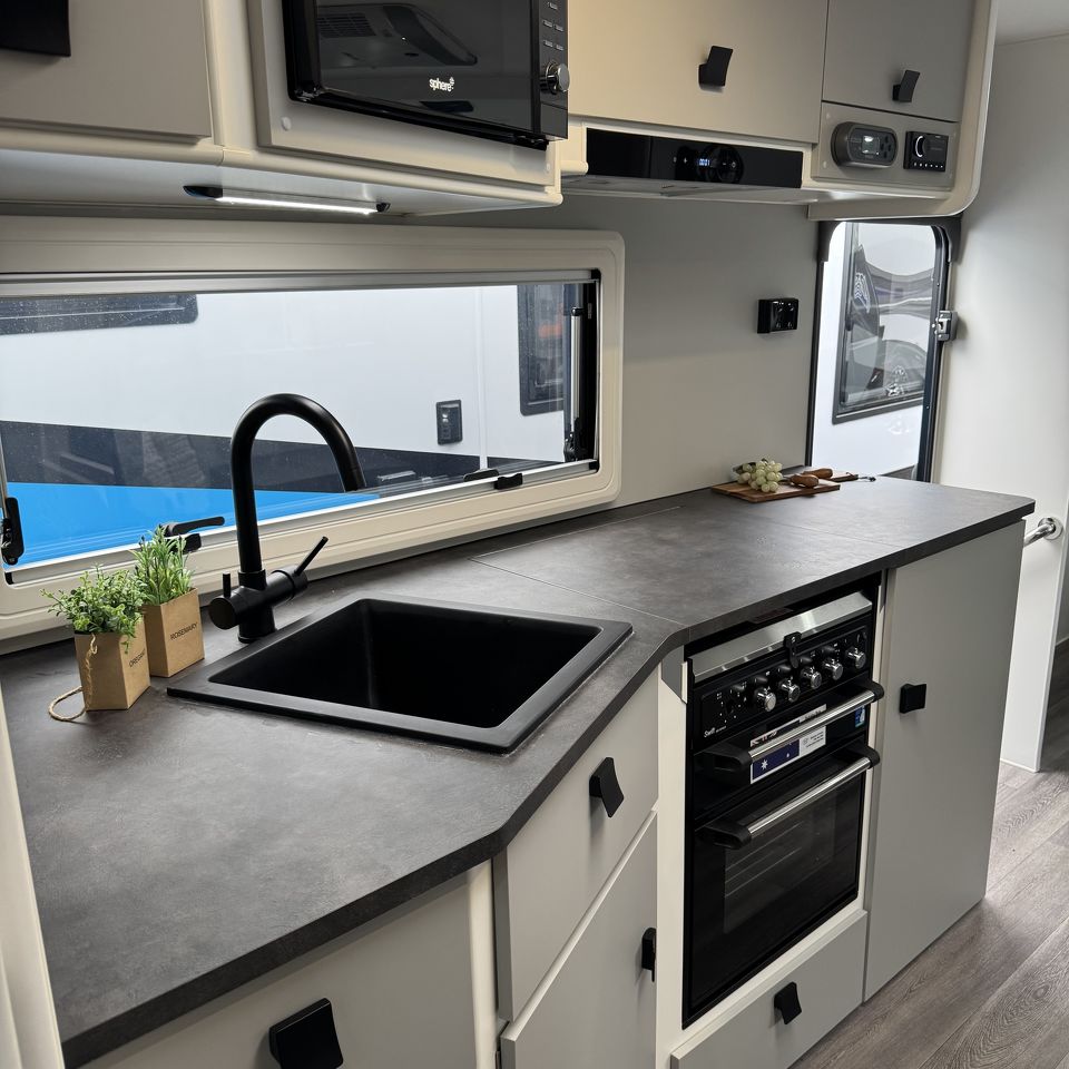 Masterpiece Performance 22' Centre Door Dinette