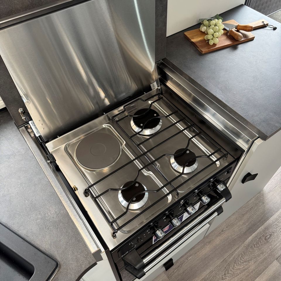 Masterpiece Performance 22' Centre Door Dinette